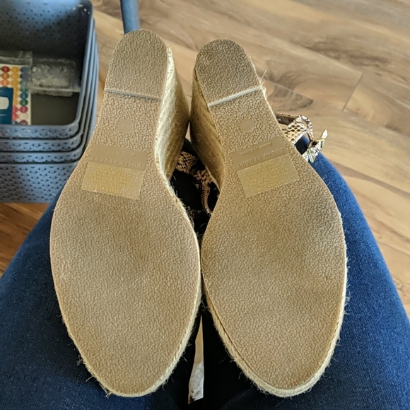 Colin Stuart - Like new snake print T-strap wedge sandals - Picture 5 of 5